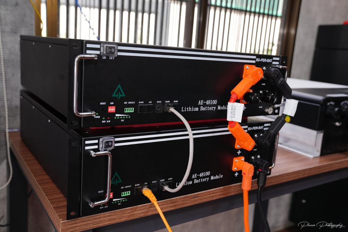 Pin lưu trữ năng lượng Lithium Su Per Bat AE-48100 được kết nối với biến tần Growatt. ​