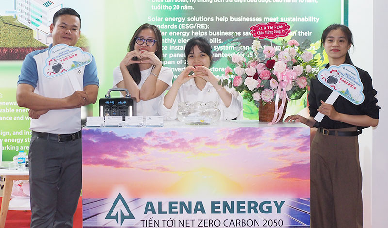 Gian hàng Alena Energy luôn sôi động với phần rút thăm trúng thưởng quà tặng Nguồn điện di động Alena F300 trị giá 8.6 triệu đồng